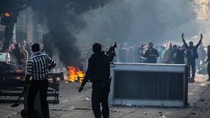 عنصر من الأمن المصري يطلق الرصاص على متظاهرين في إحدى المسيرات - الأناضول