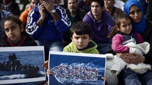 أطفال ونساء غامروا بالهجرة عبر البحر للوصول إلى أوروبا لكنهم وجدوا أنفسهم بظروف بائسة في اليونان (أ ف ب)