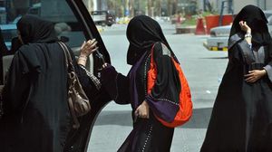 سعوديات يعانين في وسائل المواصلات لتعرضهن للتحرش أثناء تنقلاتهن - تعبيرية
