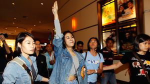 ناشطة تايلندية ترفع شعار "الأصابع الثلاث" بعد أن أخرجتها الشرطة من سينما عرضت فيلم "هانغر غيمز" - أرشيفية