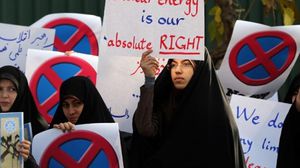 تظاهرات داعمة لحق إيران بامتلاك الطاقة النووية أمام مفاعل الأبحاث النووية - أ ف ب