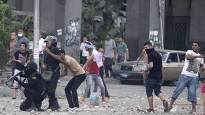 عناصر ممن يعرفون بالبلطجية يؤازرون الشرطة المصرية ضد المتظاهرين - أرشيفية