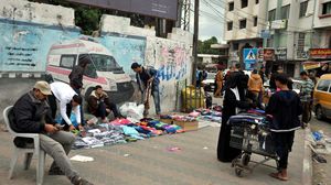 بسطات الملابس الشتوية بلا زبائن في غزة - الأناضول