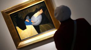 زائر يتأمل لوحة روبرت بيريني في معرض فيراغ جوديت في بودابست - أ ف ب