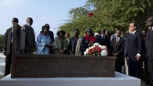  الرئيس الفرنسي يضع الزهور على قبر ضحايا بلده - أ ف ب 