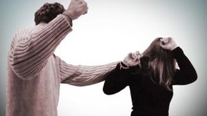 أحيانا يصل الخلاف إلى حدود مدمرة تماما.. فيصل العنف الزوجي إلى حد الإجرام - تعبيرية