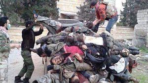 الثوار ينقلون جثثا لقتلى قوات النظام السوري (أرشيفية)