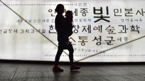 أم تحمل ابنتها في معرض للألفباء الكورية في سيئول - أ ف ب