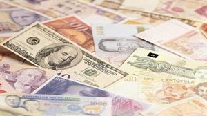 تراجع الدولار نصفا بالمئة مقابل اليورو ليسجل 1.1163 دولار - أرشيفية