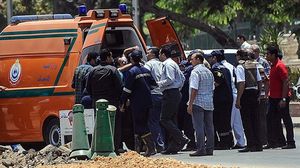 إخلاء الضحايا في موقع التفجير بقطار القاهرة - الأناضول