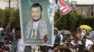 الحوثيون يرفعون صورة زعيمهم في إحدى التظاهرات باليمن - ا ف ب