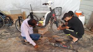 إصلاح الدراجات الهوائية والنارية مهنة دارجة في المخيم - عربي21