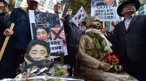 مظاهرة أمام تمثال لإحدى ضحايا نساء المتعة أمام سفارة اليابان في كوريا الجنوبية - أ ف ب