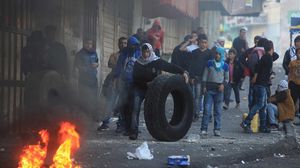 رد المحتجون الفلسطينيون على قوات الجيش برشقها بالحجارة- الأناضول