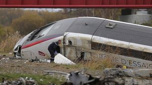 يعد انحراف القطار أسوأ حادث قطارات في فرنسا منذ الثمانينات - رويترز