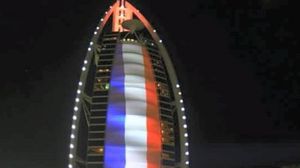 رفعت الإمارات علم فرنسا على معالمها المميزة تضامنا مع ضحايا هجمات باريس - أرشيفية
