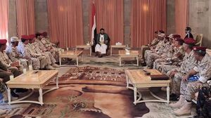 محمد علي الحوثي مع ضباط صالح - تويتر