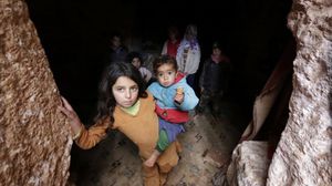 فرارا من القصف لجأ السوريون إلى الكهوف ـ غوغل