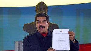 اتهمت السلطات الفنزويلة المعارضة بتزوير توقيعات إقالة الرئيس- أ ف ب