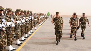الفريق قايد صالح قائد أركان الجيش الجزائري يتفقد قواته بالصحراء - غوغل
