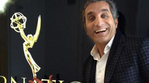 باسم يوسف يلتقط الصور أمام الإعلان الرسمي للجائزة - تويتر
