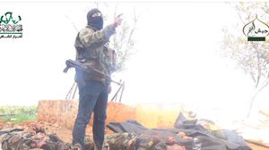 قيادي في "أحرار الشام" يخطب وهو يتجول بين قتلى النظام - يوتيوب
