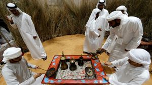 فتيان اماراتيون يحضرون القهوة العربية التقليدية في ابوظبي