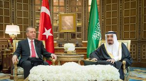 نشر مشاركون بالهاشتاغ صورة الملك سلمان مع أردوغان تعبيرا عن تأييدهم للتحالف السعودي التركي - أرشيفية