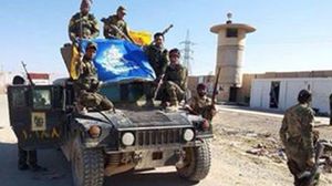 جنود عراقيوني يرفعون شعار مؤسسة "خدام المهدي" التابعة لياسر الحبيب - فيسبوك