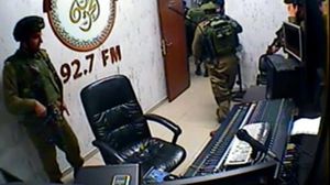 صورة التقطتها كاميرا مراقبة داخل الإذاعة للحظة دخول قوات الاحتلال - تويتر