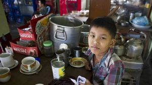 طفل بورمي يعمل في مقهى في رانغون - أ ف ب