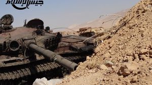 إحدى الدبابات التي أعطبها جيش الإسلام في معاركه بجبال الغوطة ـ جيش الإسلام