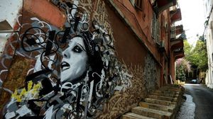 رسم غرافيتي لفيروز على جدار في بيروت - أ ف ب