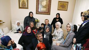 أردوغان وزوجته في منزل حفيدة السلطان عبد الحميد الثاني - تويتر
