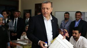 الرئيس التركي أردوغان يدلي بصوته في الانتخابات - أرشيفية