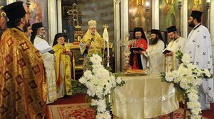 المطران لوقا الخوري في القداس الذي أقامته الكنيسة الأرثوذكسية لضحايا الطائرة الروسية - فيسبوك