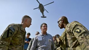 وزير الدفاع الأمريكي يتوسط جنوده