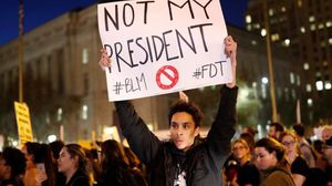 رفع المتظاهرون شعار "ترامب ليس رئيسي"