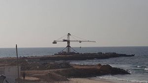 أعمال البناء تجري منذ فترة في الميناء الواقع بمدينة خانيونس جنوب قطاع غزة- قدس الإخبارية