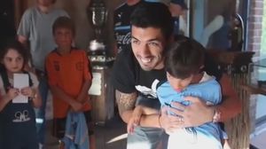 وقضى الطفل الذي يعاني من متلازمة المواء وقتا رائعا مع النجم الأوروغوياني- يوتوب