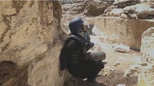 معدّة الفيلم إسلام هنداوي تنزل في أحد الخنادق تجنبا للقصف العشوائي الروسي والسوري على ريف حماة - يوتيوب