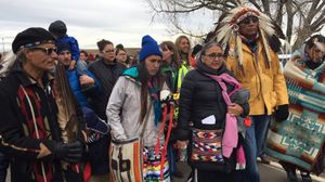 مؤيدي قبيلة من المواطنين الأصليين الأمريكيين وناشطون بيئيون ممن يحتجون على مد أنابيب نفط في ولاية نو