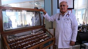 الطبيب التركي تمكن من استخراج ما يزيد عن 250 حصوة متنوعة على مدار 3 آلاف عملية - الأناضول