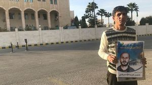يتمسك شاهين باعتصامه أمام الخارجية الأردنية حتى التحرك لزيارة شقيقه