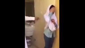 الخادمة أثناء تصوريها في مقطع فيديو- يوتيوب