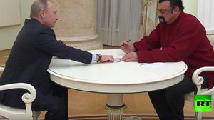 لحظة توقيع سيغال على الجنسية الروسية مع بوتين- تلفزيون روسيا اليوم
