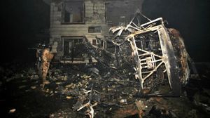 خمس حافلات للزوار الإيرانيي احترقت من شدة الانفجار- أ ف ب