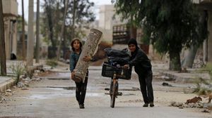 شهد الشمال السوري حركة نزوح كبيرة جراء عمليات النظام السوري وروسيا ضد المدنيين- جيتي