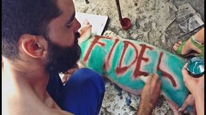 الفنان الكوبي المعارض مالدونادو يخط كلمة فيديل على خنزير 