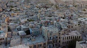 يكثف النظام السوري غاراته على مناطق سيطرة النظام بحلب- رويترز